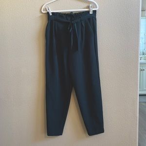 💛Flirtatious, young contemporary forest green pants, stretchy back waistband, L